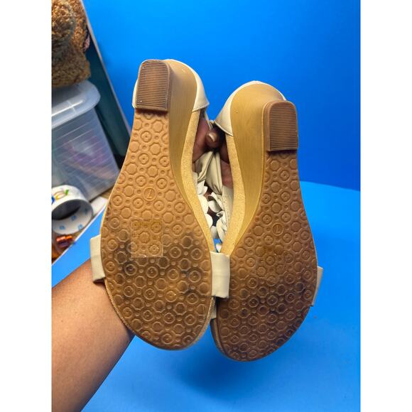 PATRIZIA Spring Step Harlequin Beige Wedge Sandals Shoes Size 7 Flowers T-Strap - Picture 11 of 12